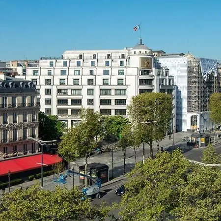 Amazing On Champs-elysees *