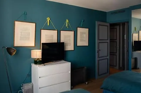 Amazing On Champs-elysées * París