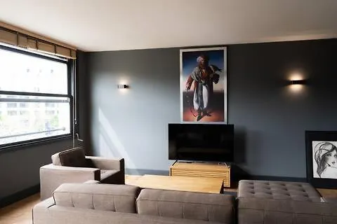 Amazing On Champs-elysées París